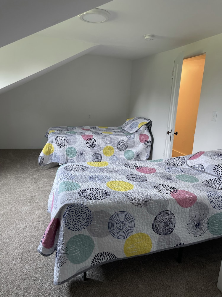 Remodeled Lake House 4 Bed/ 3 bath, Pet Friendly Enjoy Fall on Cayuga