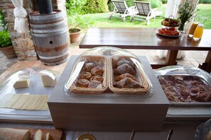 อาหารเช้าแบบบุฟเฟ่ต์ทุกวัน (EUR 15 ต่อคน)