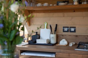 浪漫帐篷房 | 私人厨房 | 冰箱、电热水壶、厨具/餐具