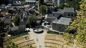 Ville historique dotée d’une architecture médiévale, notamment d’un clocher d’église imposant et d’une place centrale agrémentée d’une fontaine circulaire.