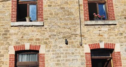 4 minutes by car and 20 minutes by foot to Durbu.