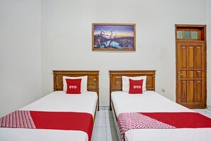 Quarto solteiro econômico | Escrivaninha, Wi-Fi de cortesia, roupa de cama