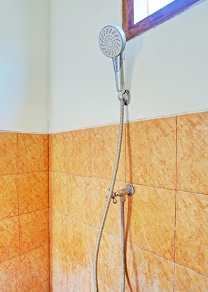 Quarto casal econômico | Banheiro | Chuveiro, sabonete
