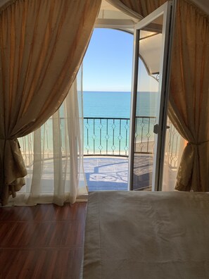 Deluxe Room, Sea View | In-room safe, desk, soundproofing, free WiFi - Neptun Palace Kvariati (Batumi)