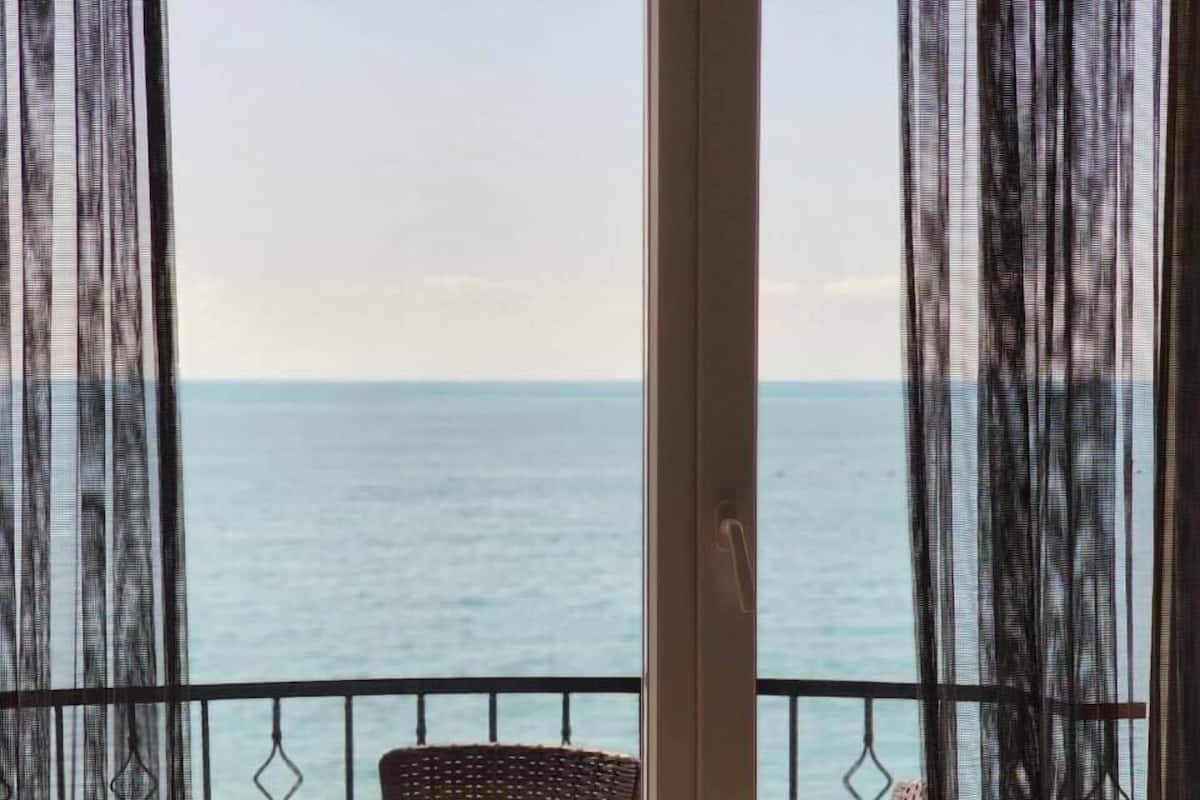 Deluxe kamer, uitzicht op zee | 1 slaapkamer, een kluis op de kamer, een bureau, geluiddichte muren