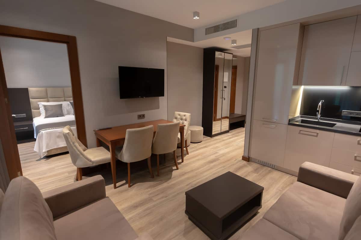 1 slaapkamer, een kluis op de kamer, een bureau, geluiddichte muren