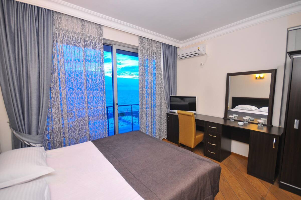 Chambre Standard double, vue sur la mer | Coffre-fort, bureau, système d’insonorisation, accès au Wi-Fi (inclus)