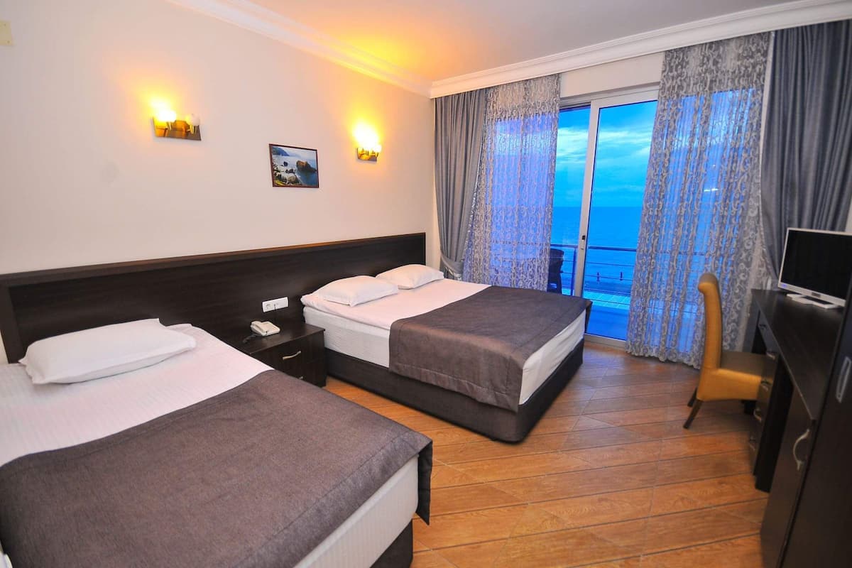 Chambre triple Standard, vue sur la mer | Coffre-fort, bureau, système d’insonorisation, accès au Wi-Fi (inclus)
