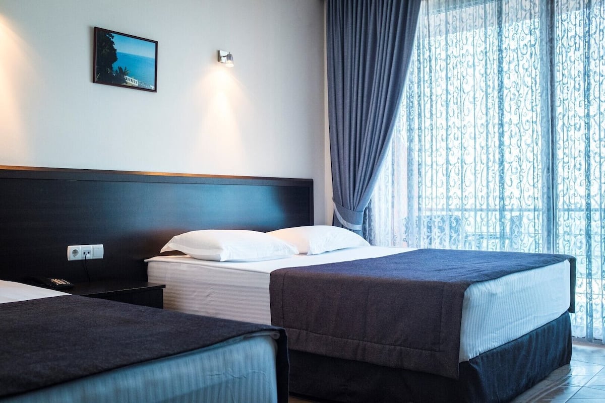 Standaard driepersoonskamer, uitzicht op bergen | 1 slaapkamer, een kluis op de kamer, een bureau, geluiddichte muren