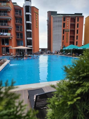 Una piscina al aire libre de temporada
