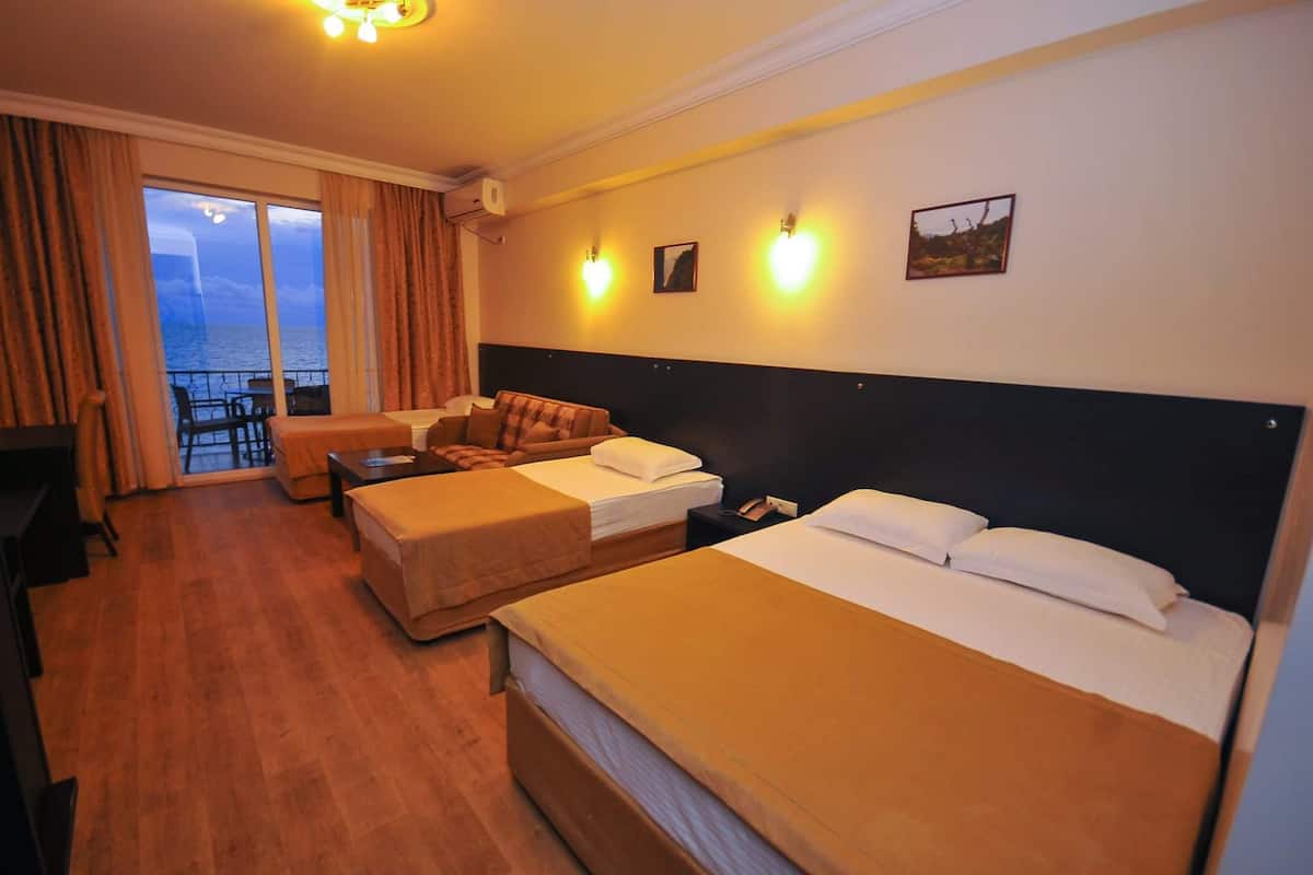 Chambre quadruple Standard, vue sur la mer | Coffre-fort, bureau, système d’insonorisation, accès au Wi-Fi (inclus)