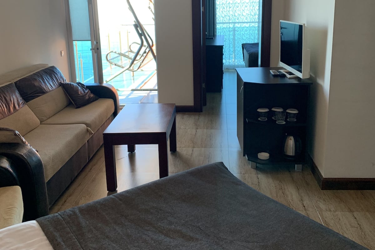 Suite familiale, vue sur la mer | Coffre-fort, bureau, système d’insonorisation, accès au Wi-Fi (inclus)