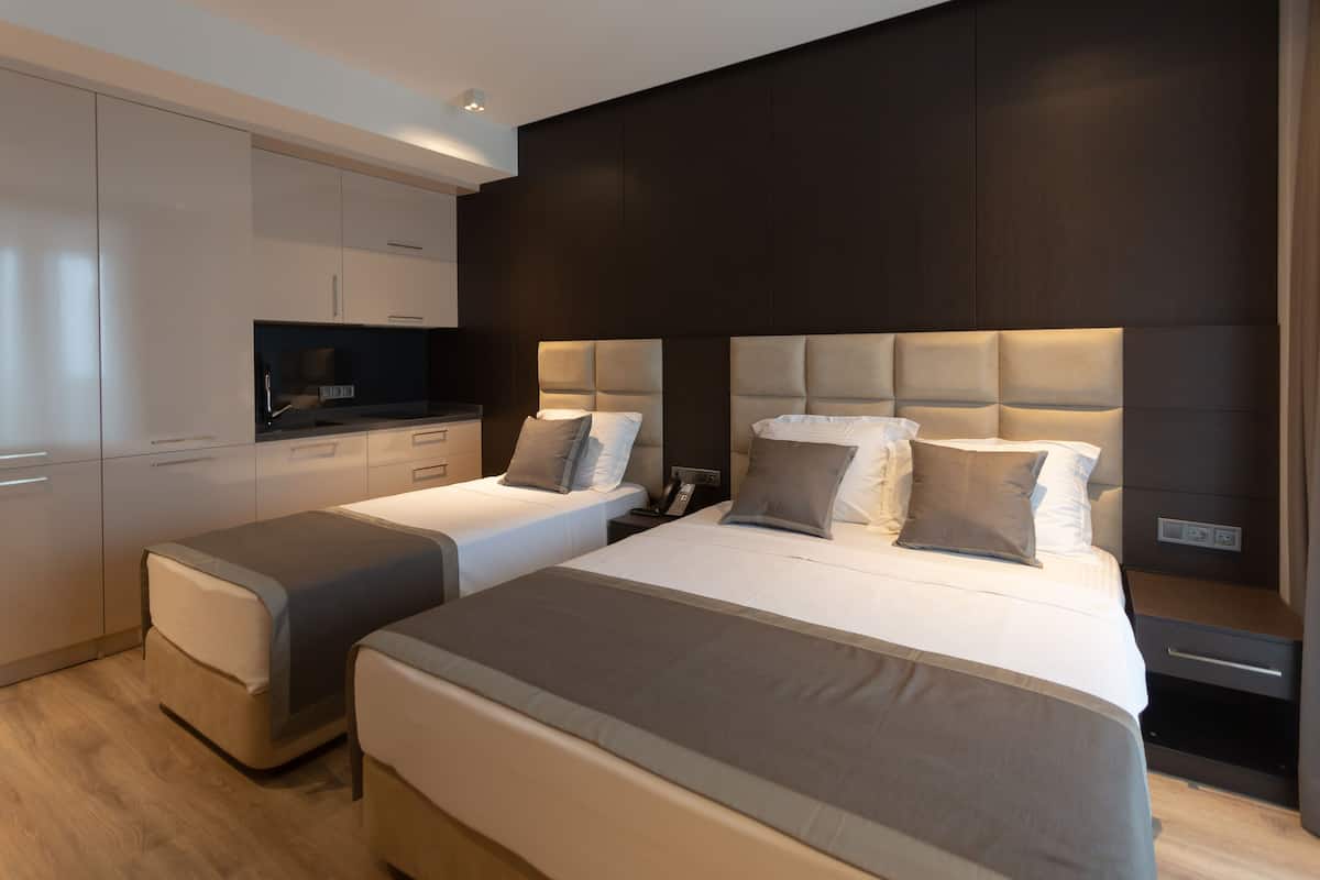 Chambre triple, vue sur la mer | Coffre-fort, bureau, système d’insonorisation, accès au Wi-Fi (inclus)