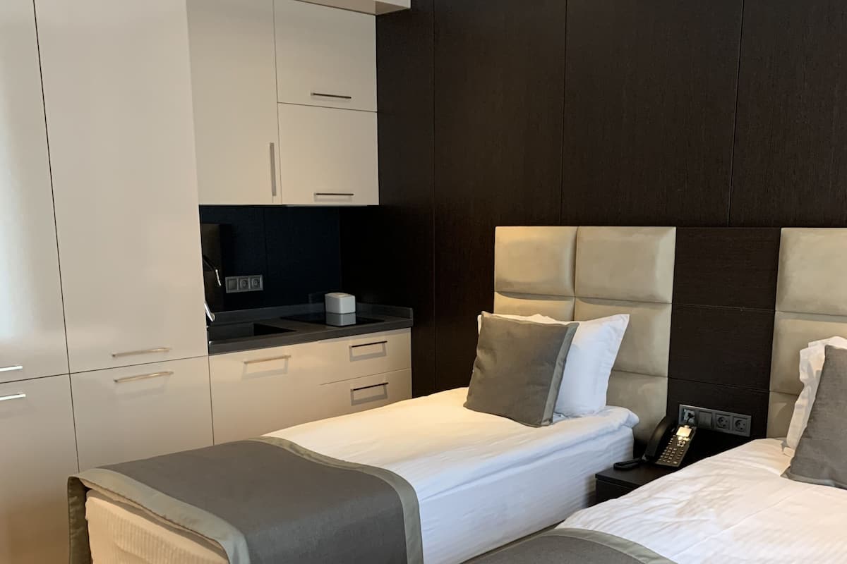 Twin kamer, toegankelijk voor mindervaliden, uitzicht op zee | 1 slaapkamer, een kluis op de kamer, een bureau, geluiddichte muren