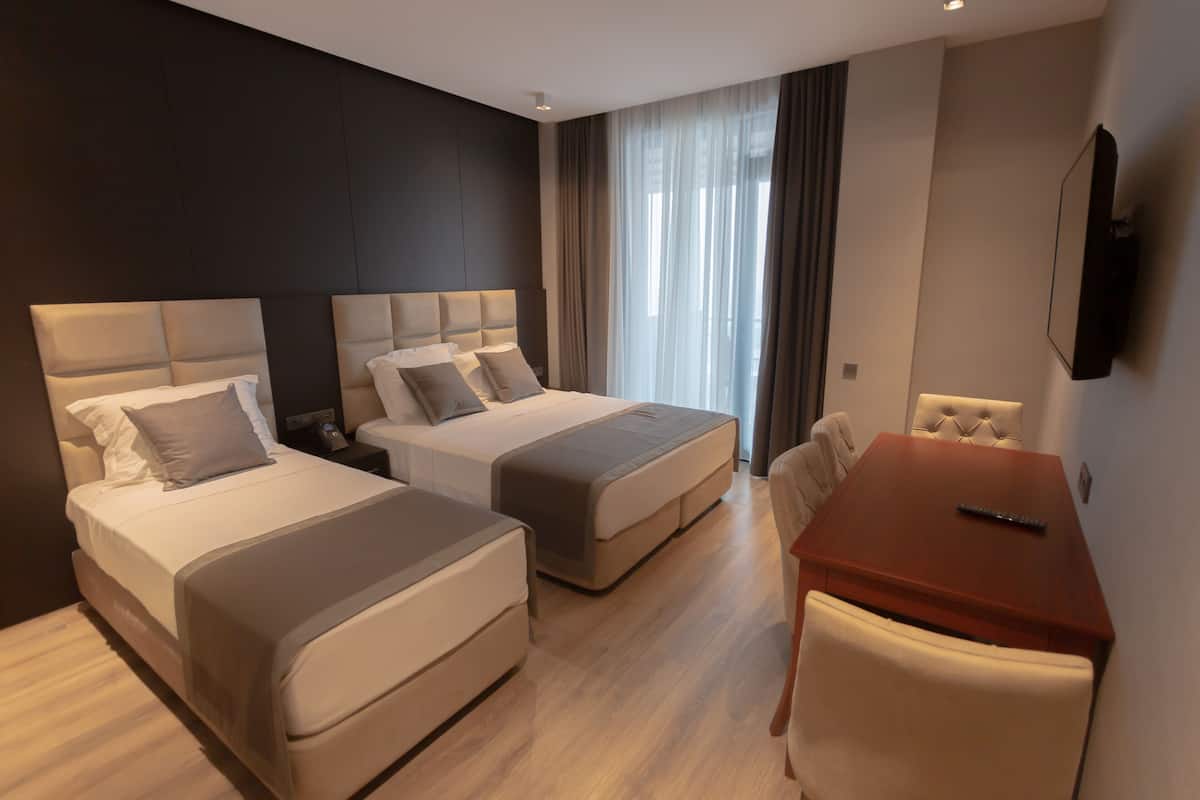 Driepersoonskamer, uitzicht op bergen | 1 slaapkamer, een kluis op de kamer, een bureau, geluiddichte muren