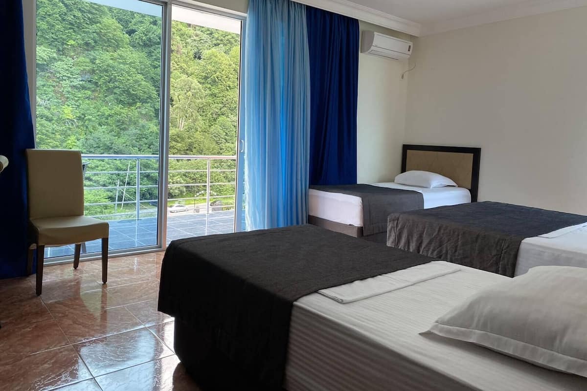 Standaard vierpersoonskamer, uitzicht op bergen | 1 slaapkamer, een kluis op de kamer, een bureau, geluiddichte muren
