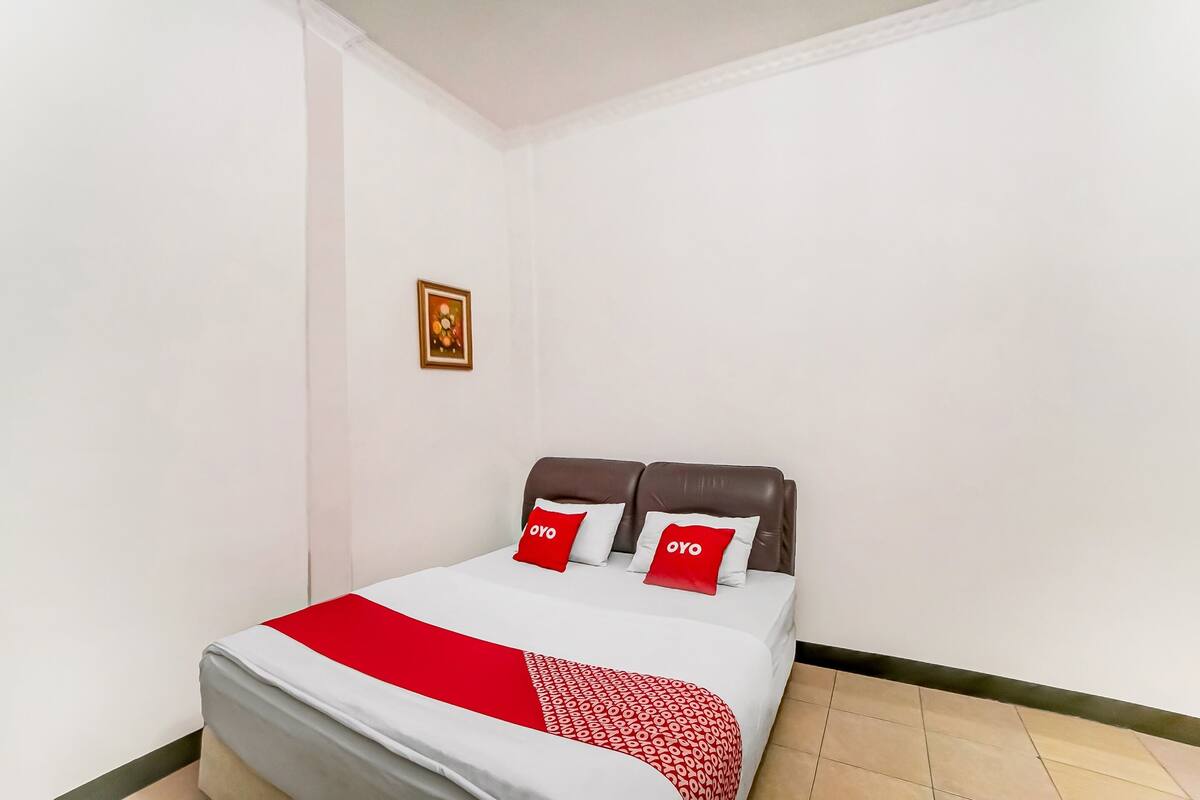 1 bedroom, laptop workspace, bed sheets