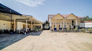 Vista frontal de la propiedad