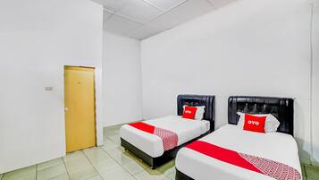 Habitación estándar con 2 camas individuales | 1 habitación, espacio para trabajar con laptop y ropa de cama