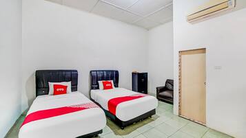 Twin Room | Laptop workspace, bed sheets