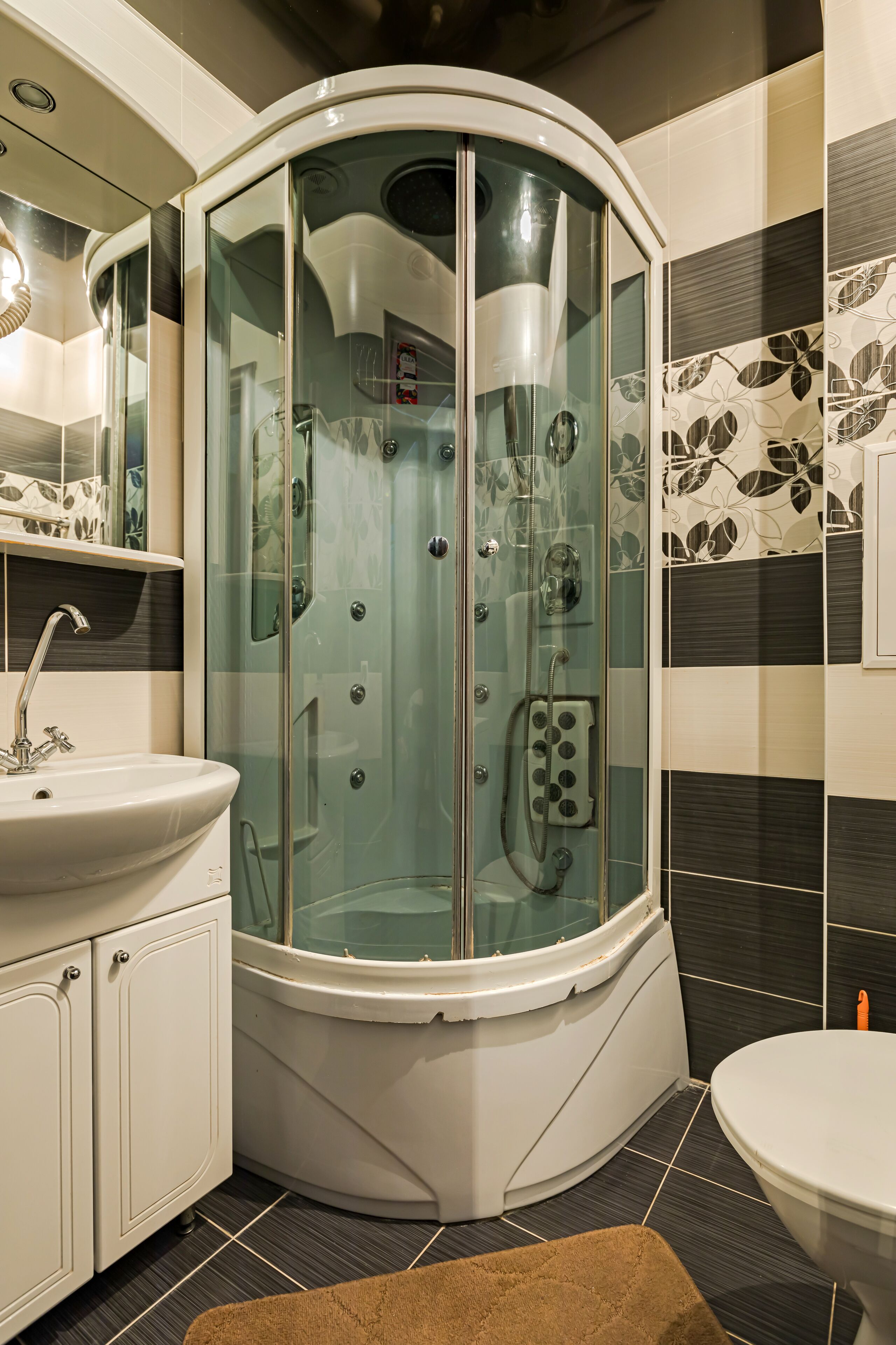 Basic Apartment | Bathroom | Shower, hair dryer, towels, soap