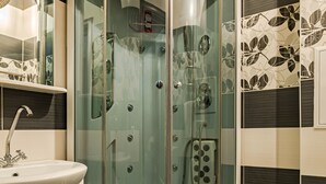 A modern bathroom with a glass-enclosed shower, a sink, and a toilet. - Elegant Apartment in Minsk (Minsk)