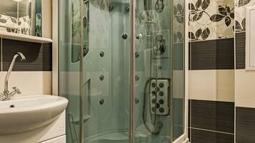 Basic Apartment | Bathroom | Shower, hair dryer, towels, soap