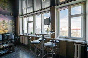 基础公寓 | 起居区 | 42-英寸纯平电视（配备有线频道）