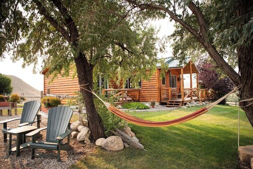 This cabin is a 2 bedroom(s), 2 bathrooms, located in Buffalo, WY.