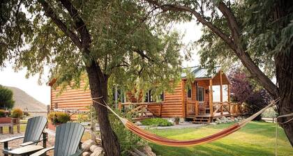 This cabin is a 2 bedroom(s), 2 bathrooms, located in Buffalo, WY.