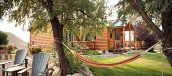 This cabin is a 2 bedroom(s), 2 bathrooms, located in Buffalo, WY.