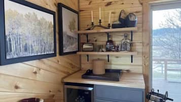 Een koelkast, een magnetron, een oven, een kookplaat