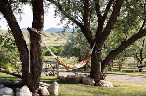 This cabin is a 2 bedroom(s), 2 bathrooms, located in Buffalo, WY.