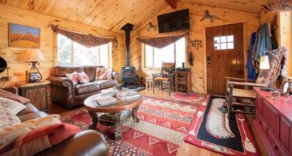 This cabin is a 2 bedroom(s), 2 bathrooms, located in Buffalo, WY.