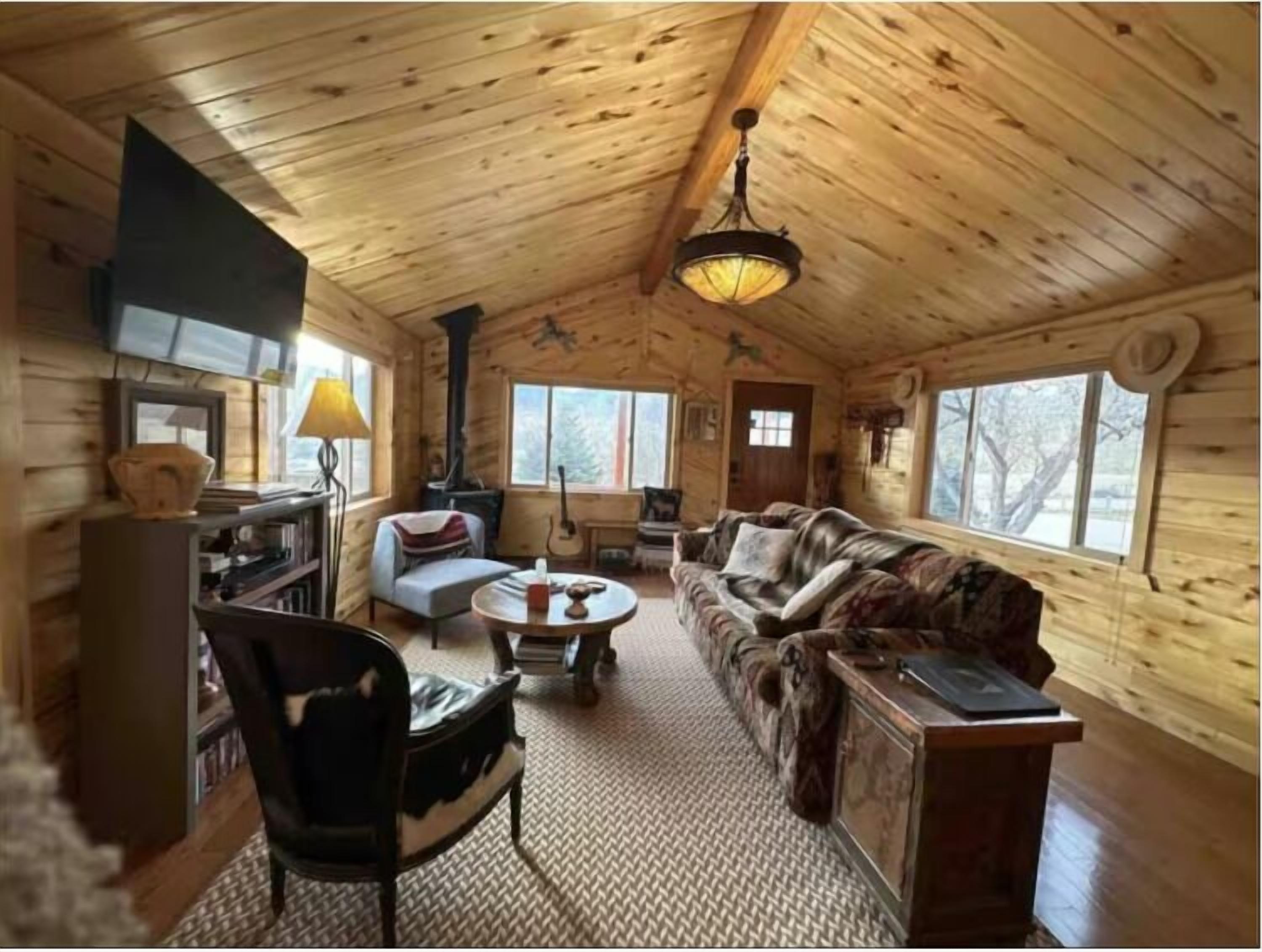 Een televisie en een kantoor