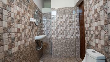 Executive Room | Bathroom | Shower, rainfall showerhead, towels