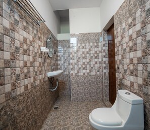 Executive Room | Bathroom | Shower, rainfall showerhead, towels