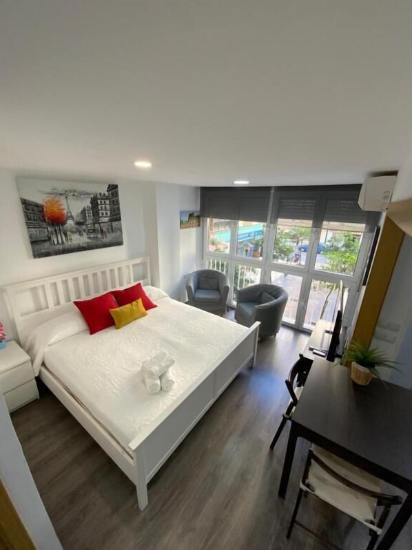 Iron/ironing board, WiFi, bed sheets