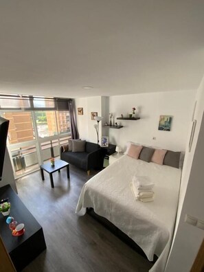 Tabla de planchar con plancha, wifi y ropa de cama 
