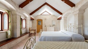 A bedroom with two beds, a wooden chair, a wooden bench, a dresser, and a door with a painting. - 3438 Villa Poggio dei Loti by Barbarhouse (Cisternino)