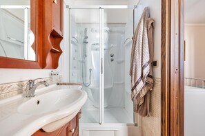 Villa | Bathroom | Rainfall showerhead - 3537 Villa Re by Perle di Puglia (San Donaci)