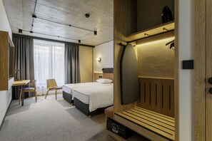 Twin kamer | Een bureau, een laptopwerkplek, verduisterende gordijnen