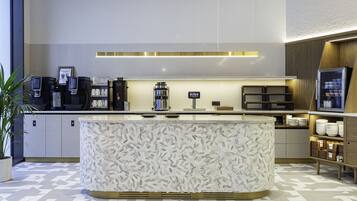 每日供应自助式早餐(每人 PLN 75)