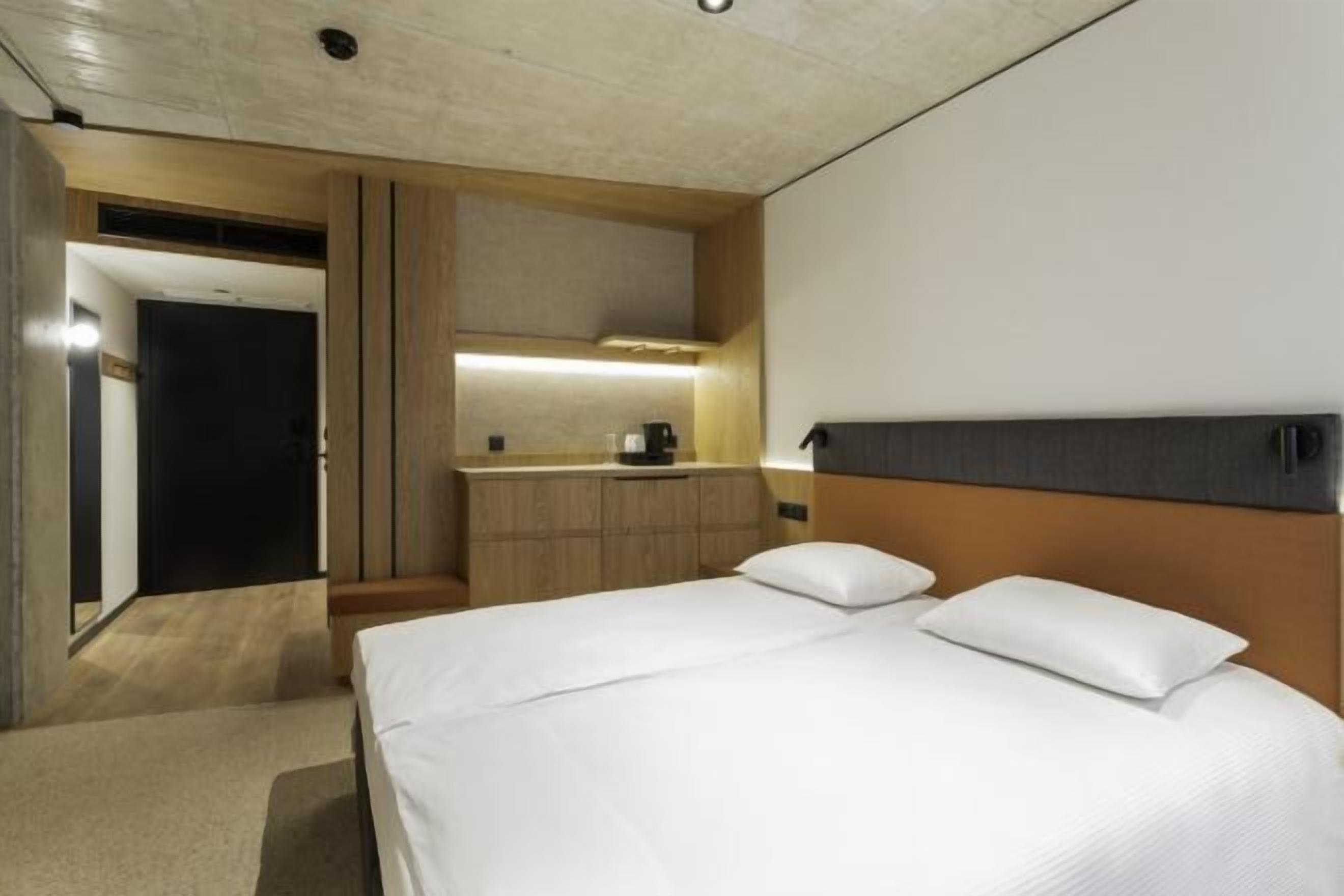 Escritorio, espacio para trabajar con laptop y cortinas blackout 