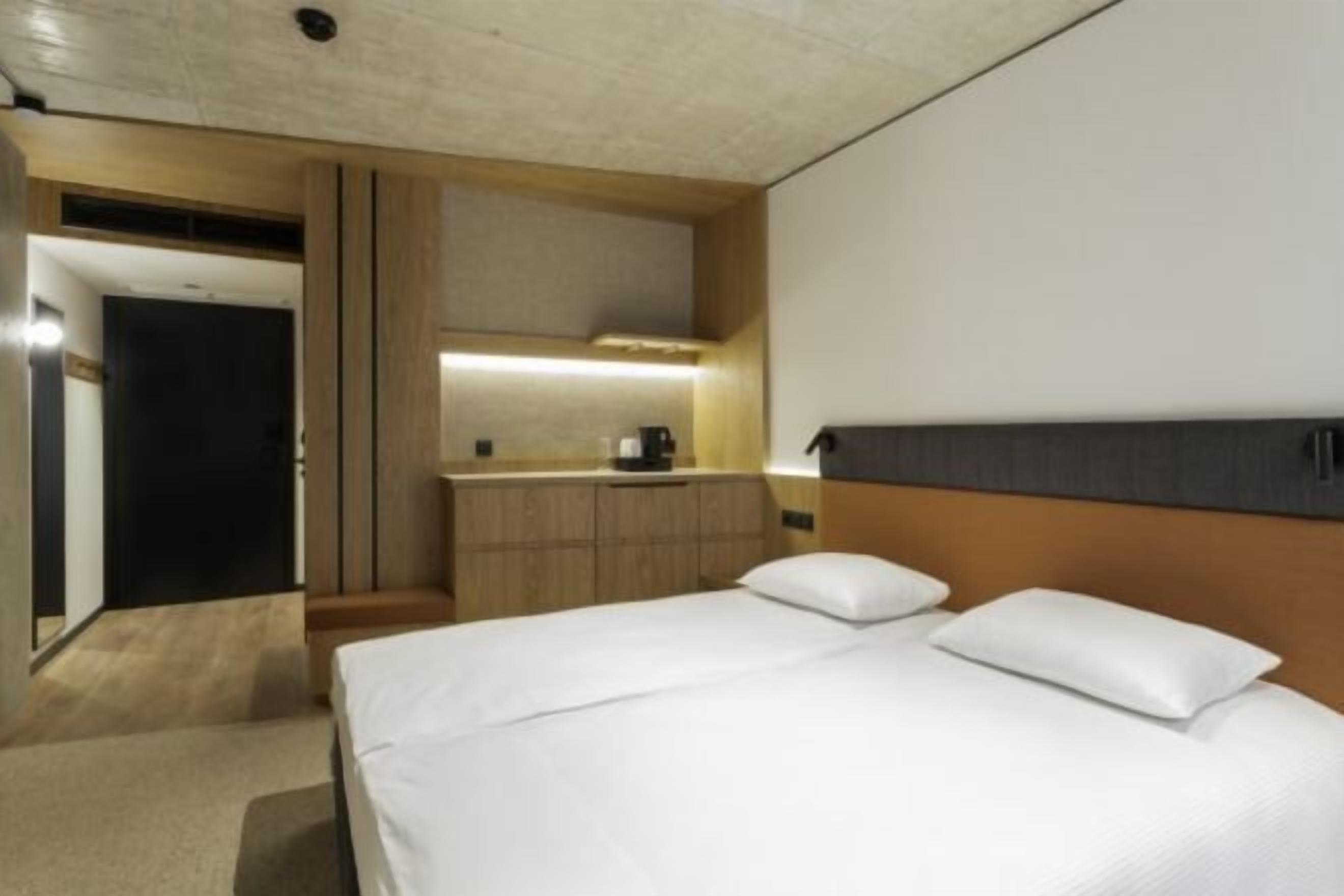 Escritorio, espacio para trabajar con laptop y cortinas blackout 