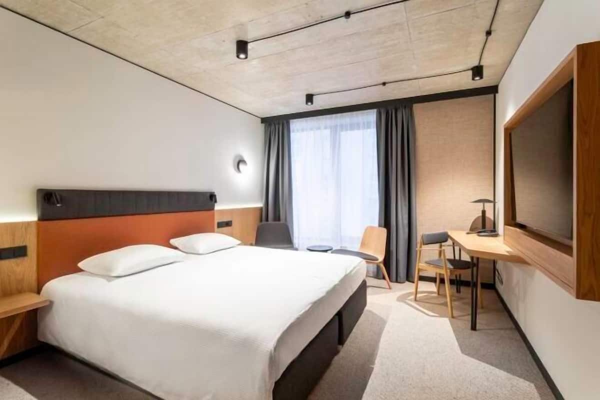 1 bedroom, desk, laptop workspace, blackout curtains