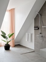 Ducha, secador de pelo, piso con calefacción en el baño, toallas