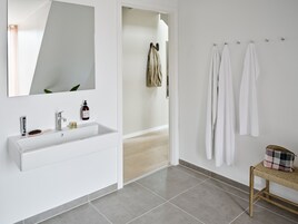 Ducha, secador de pelo, piso con calefacción en el baño, toallas