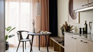 Una cocina moderna con armarios de madera, una mesa de comedor y un banco.