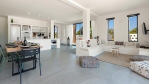 A spacious living area with a kitchen, dining table, and seating area. - 3538 Villa Sylvia by Perle di Puglia (San Vito dei Normanni)
